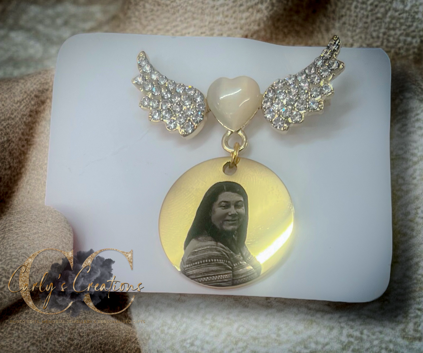 Gold engraved brooch/pin