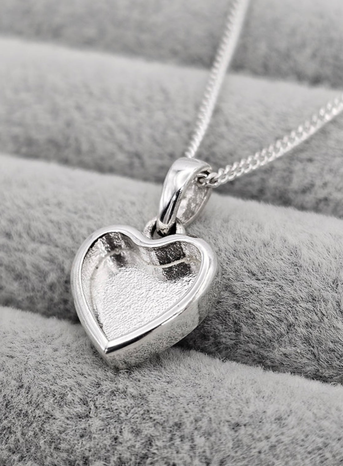 Thick trim heart pendant necklace