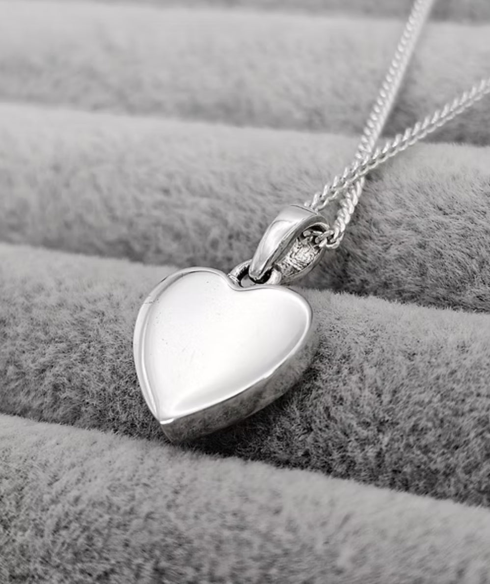 Thick trim heart pendant necklace