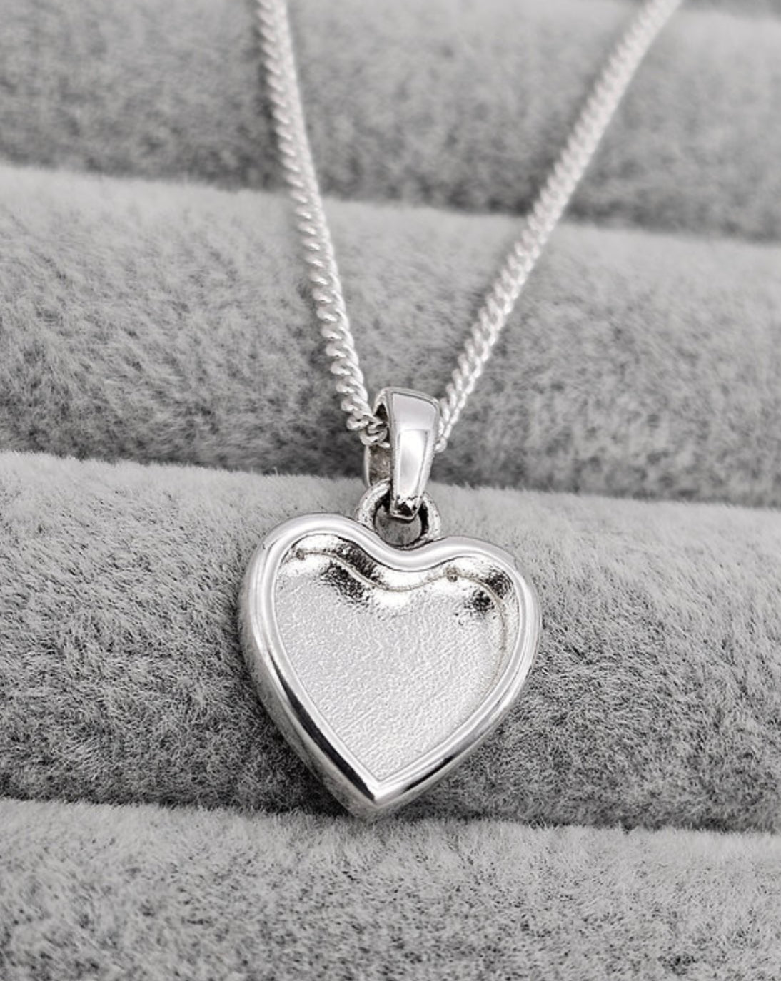Thick trim heart pendant necklace