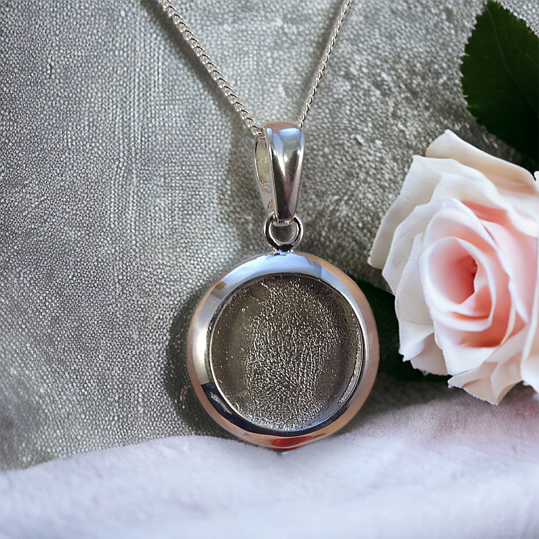Solid back round pendant necklace