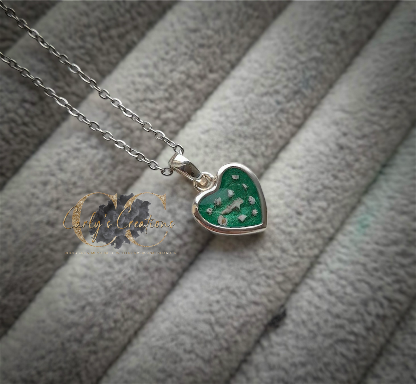 Thick trim heart pendant necklace