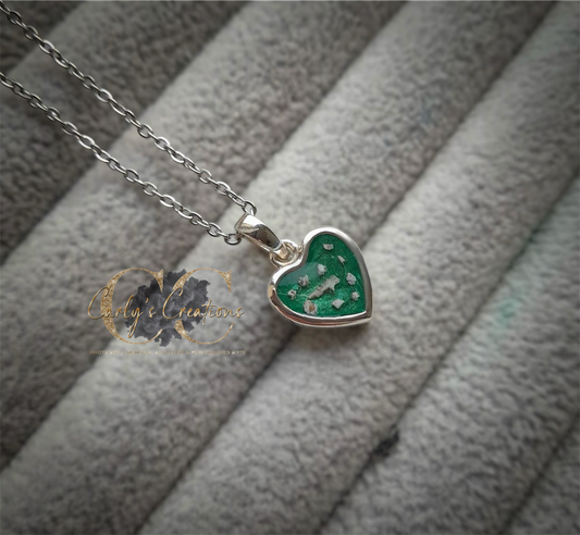 Thick trim heart pendant necklace