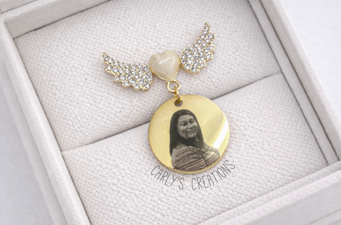Gold engraved brooch/pin