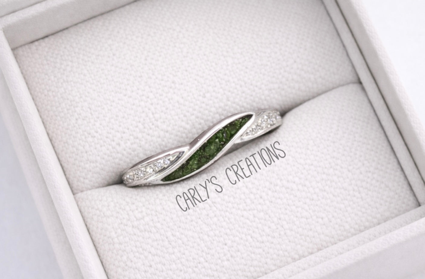 Single recess band memorial ring