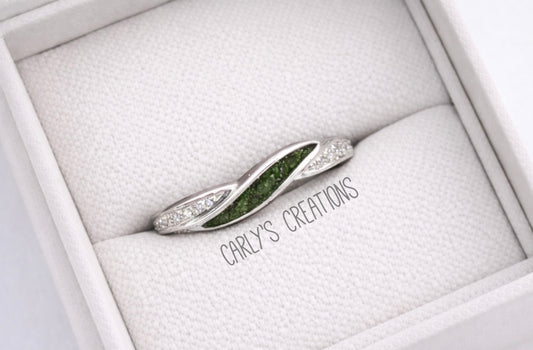 Single recess band memorial ring