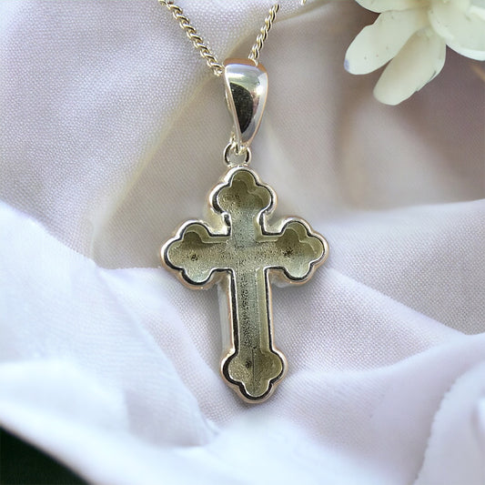 Solid cross pendant necklace